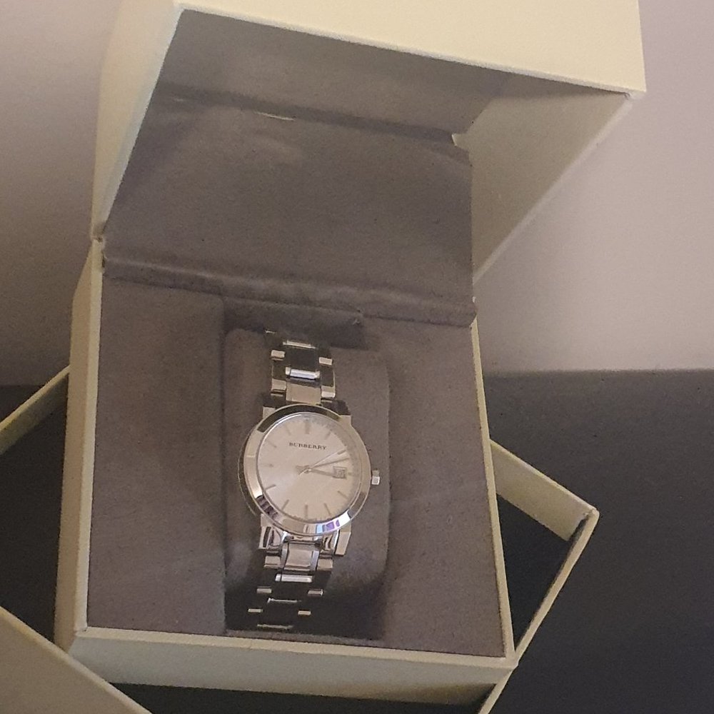 Burberry Unisex Classic Checked Analog Quartz 34mm